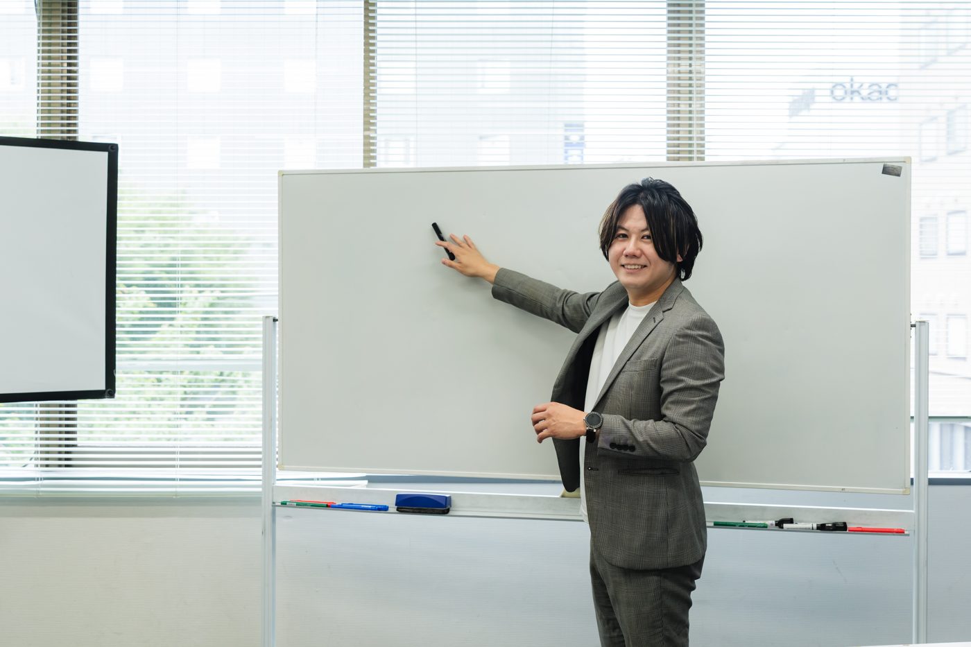 ホワイトボードで解説するユウキ先生